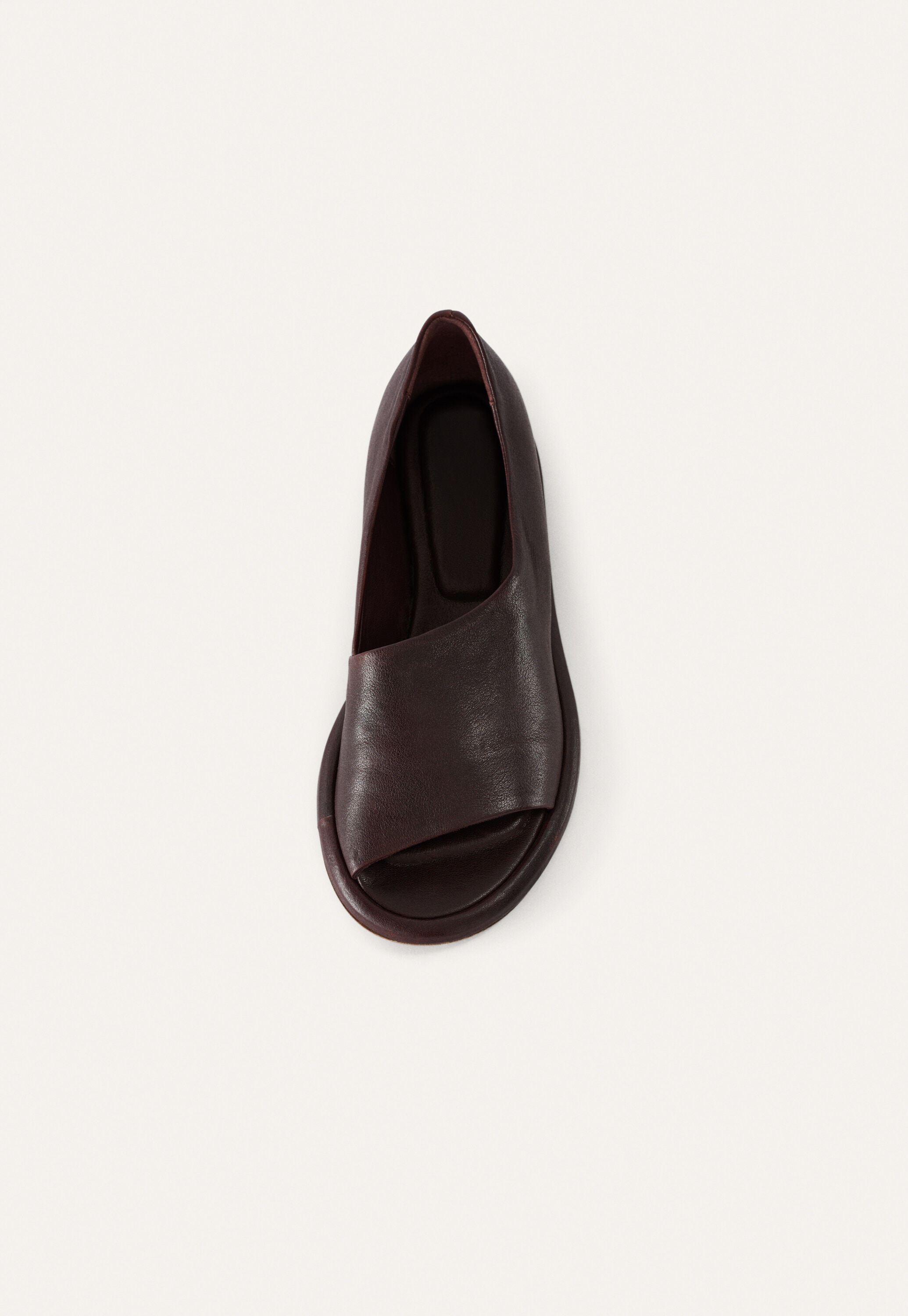 Cut-away leather shoe
